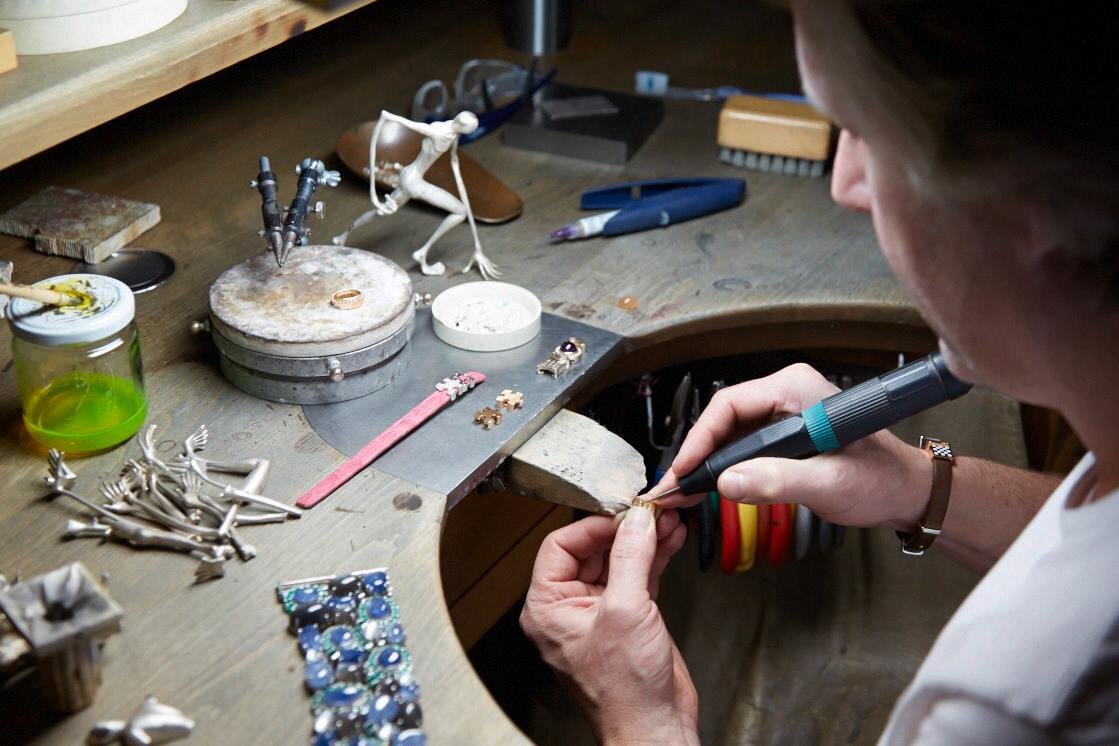 Harry Brunner bei der Arbeit in seiner Goldschmiedewerkstatt